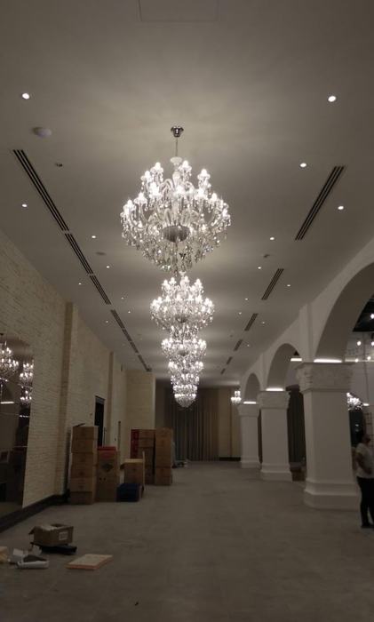 Böyük zalda kristal lüstr və spot işıqlandırma montajı