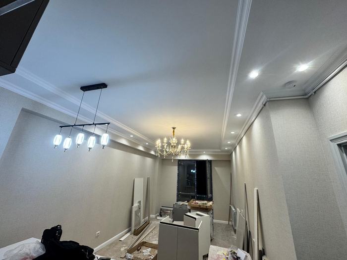Mənzil üçün tavan spotları və dekorativ lüstr montajı