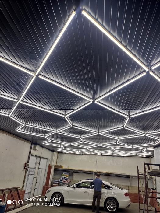 Qaraj tavanında LED xətt işıqlandırma detalı